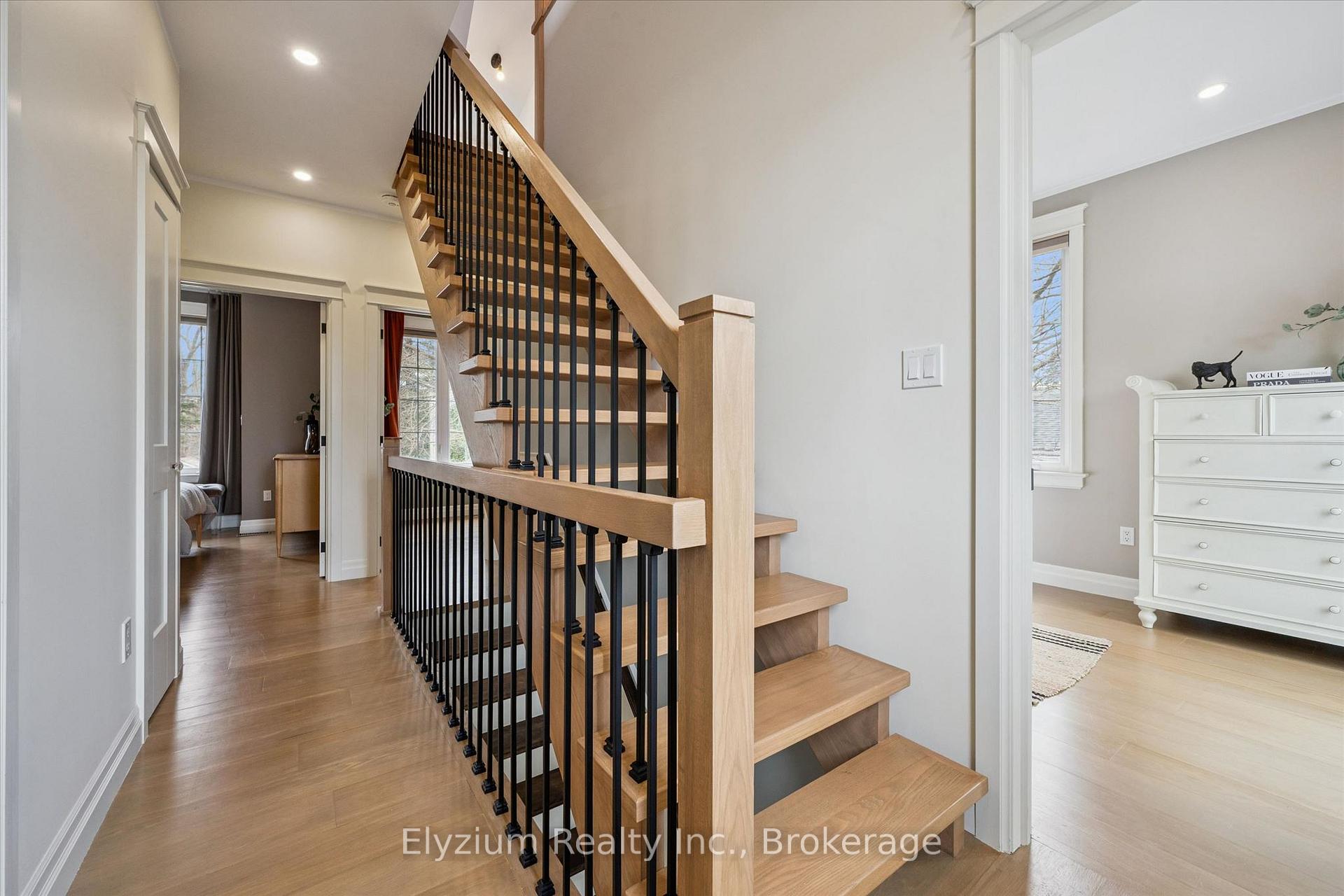 Photo 3 of 10 Winston Crescent, Guelph, St. George's — HOMEH