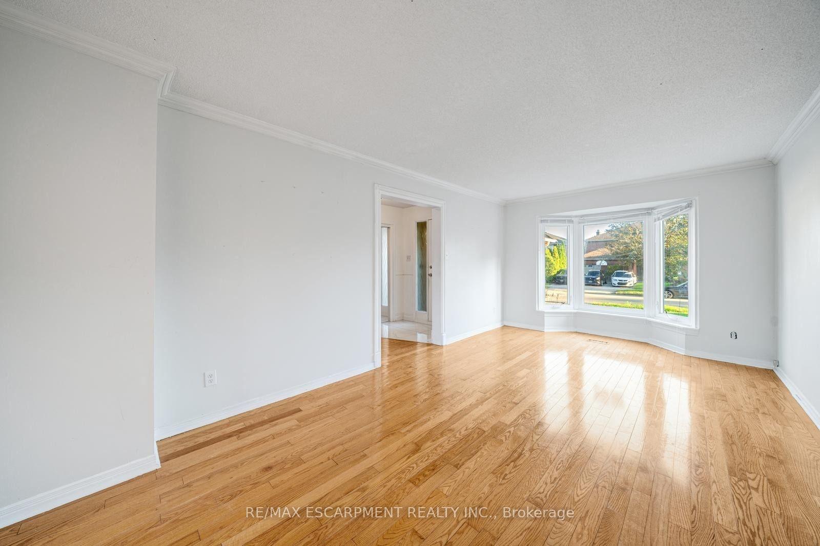 Photo 2 of 2081 Lynn Heights Drive, Pickering, Liverpool — HOMEH