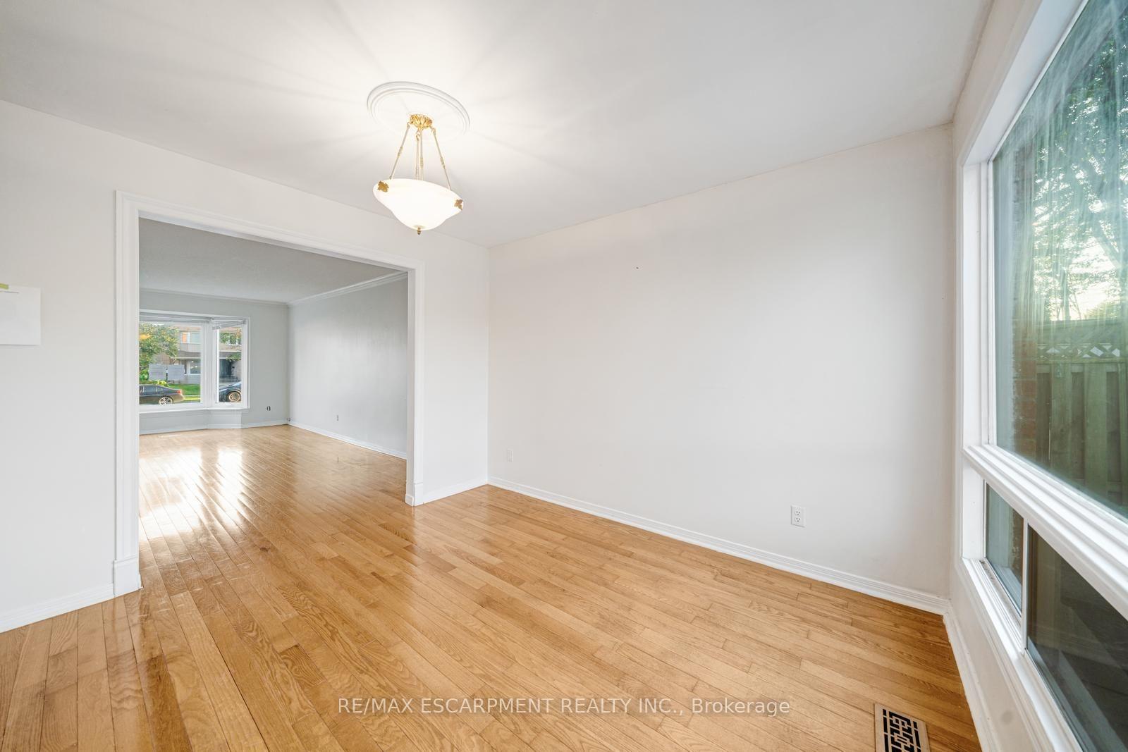 Photo 4 of 2081 Lynn Heights Drive, Pickering, Liverpool — HOMEH