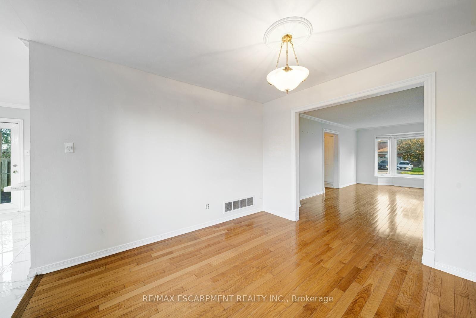 Photo 5 of 2081 Lynn Heights Drive, Pickering, Liverpool — HOMEH