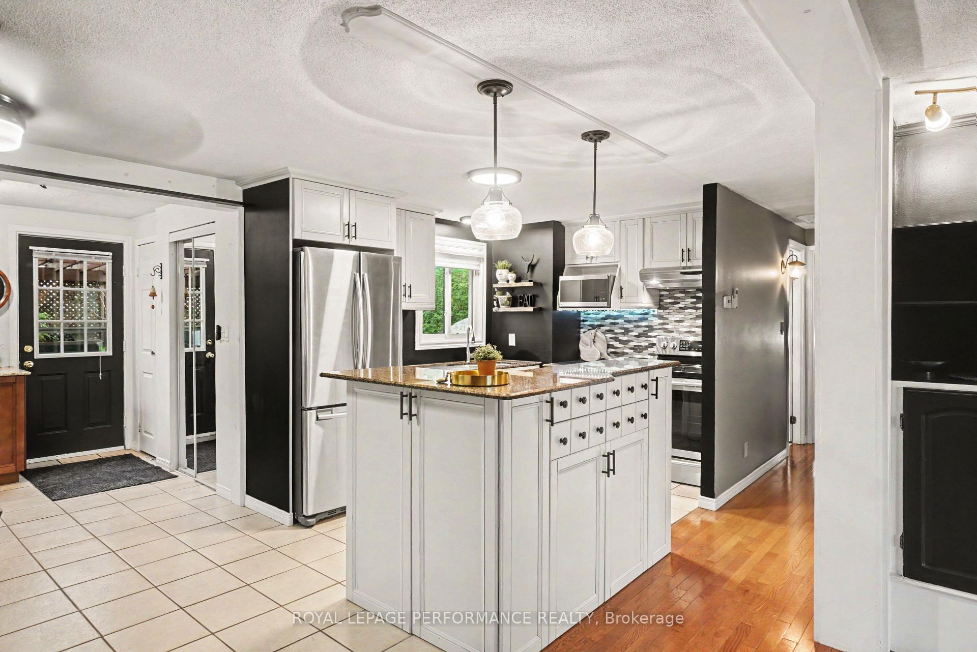 Photo 4 of 1497 Blackheath Street, Ottawa, Bilberry Creek/Queenswood Heights — HOMEH