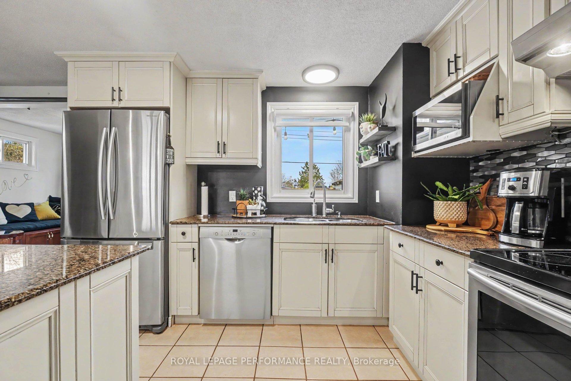 Photo 6 of 1497 Blackheath Street, Ottawa, Bilberry Creek/Queenswood Heights — HOMEH