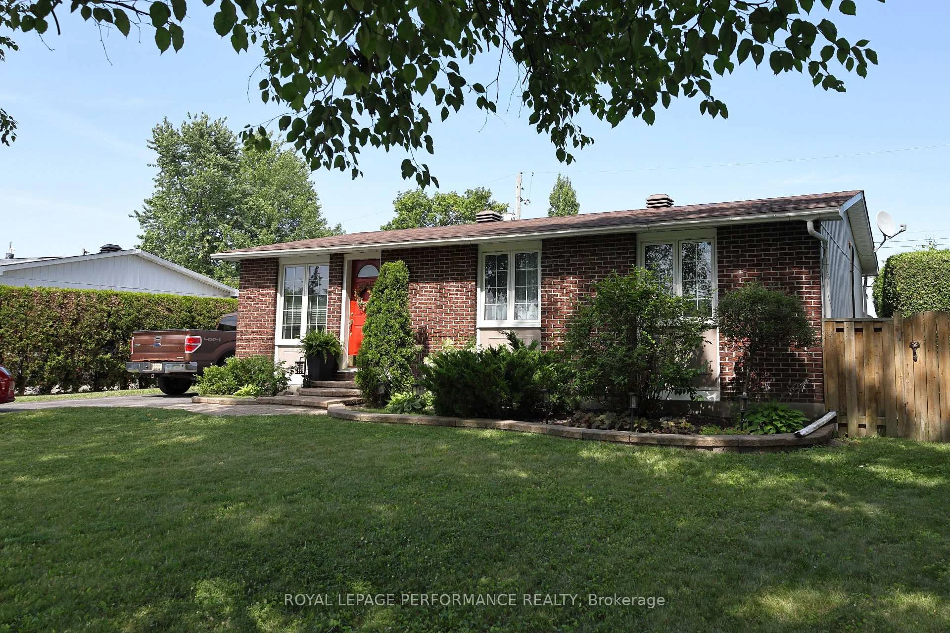 Photo 3 of 1497 Blackheath Street, Ottawa, Bilberry Creek/Queenswood Heights — HOMEH