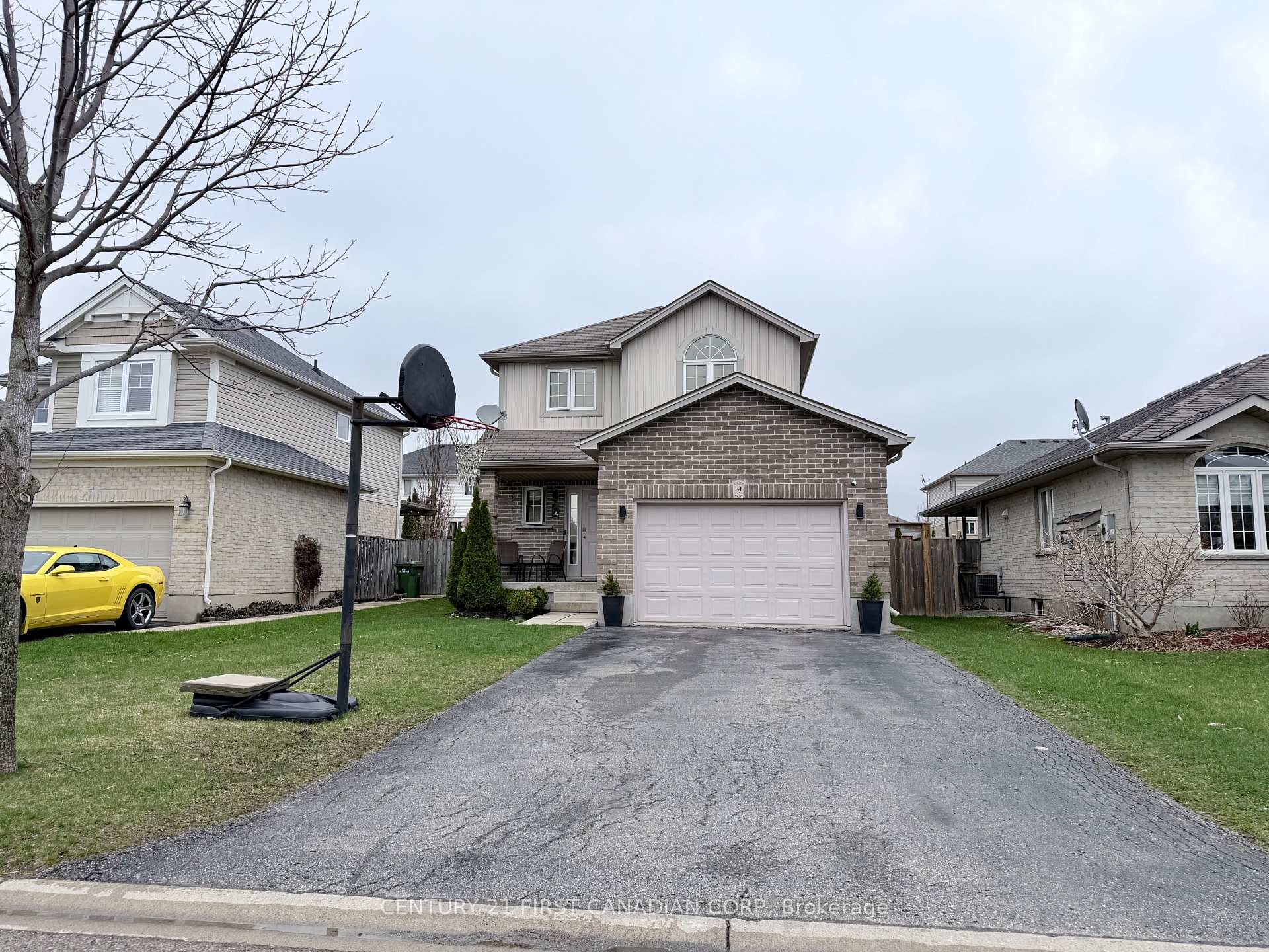 Photo 2 of 9 Barrett Crescent, St. Thomas — HOMEH