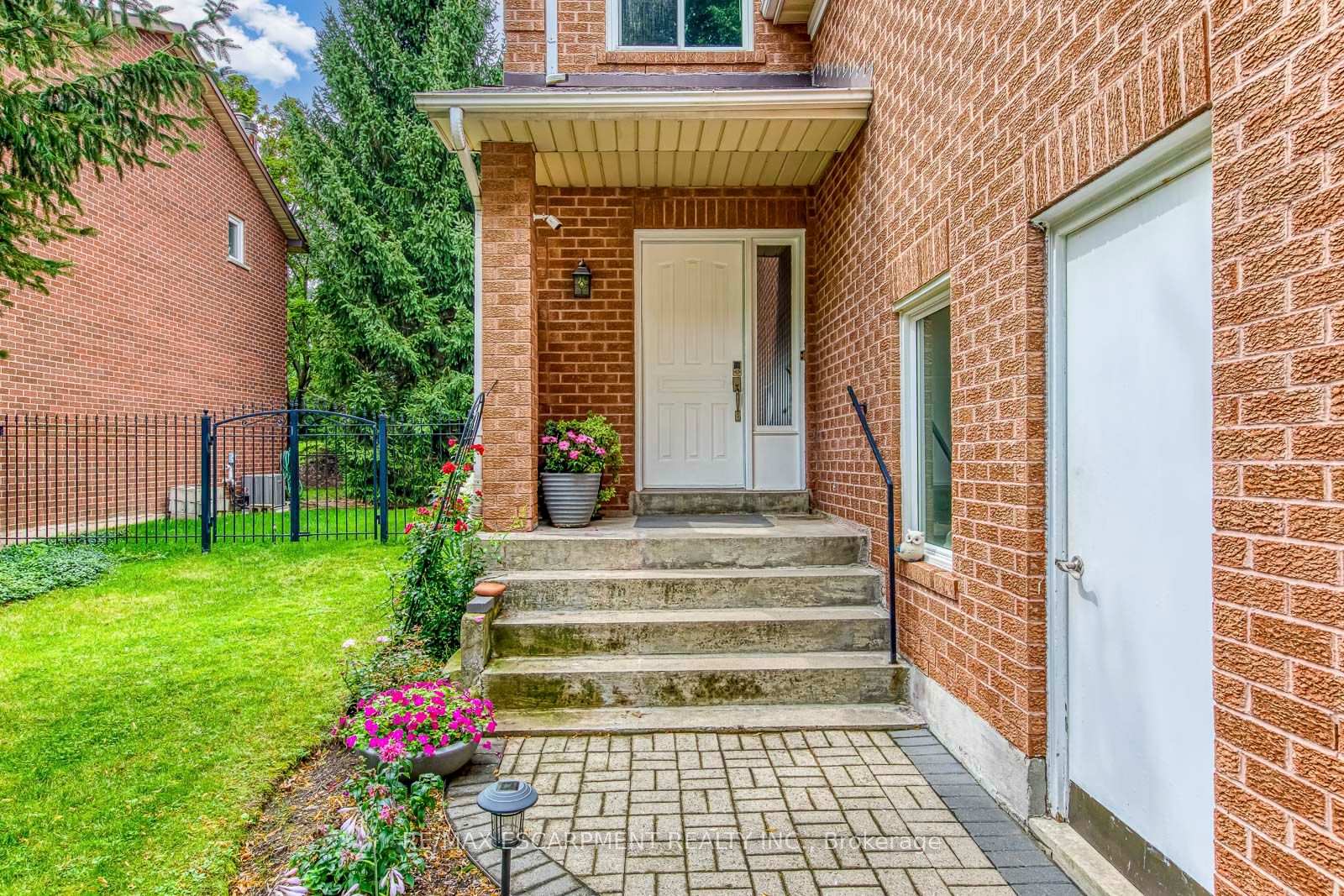 Photo 2 of 2549 Addingham Crescent, Oakville, Clearview — HOMEH