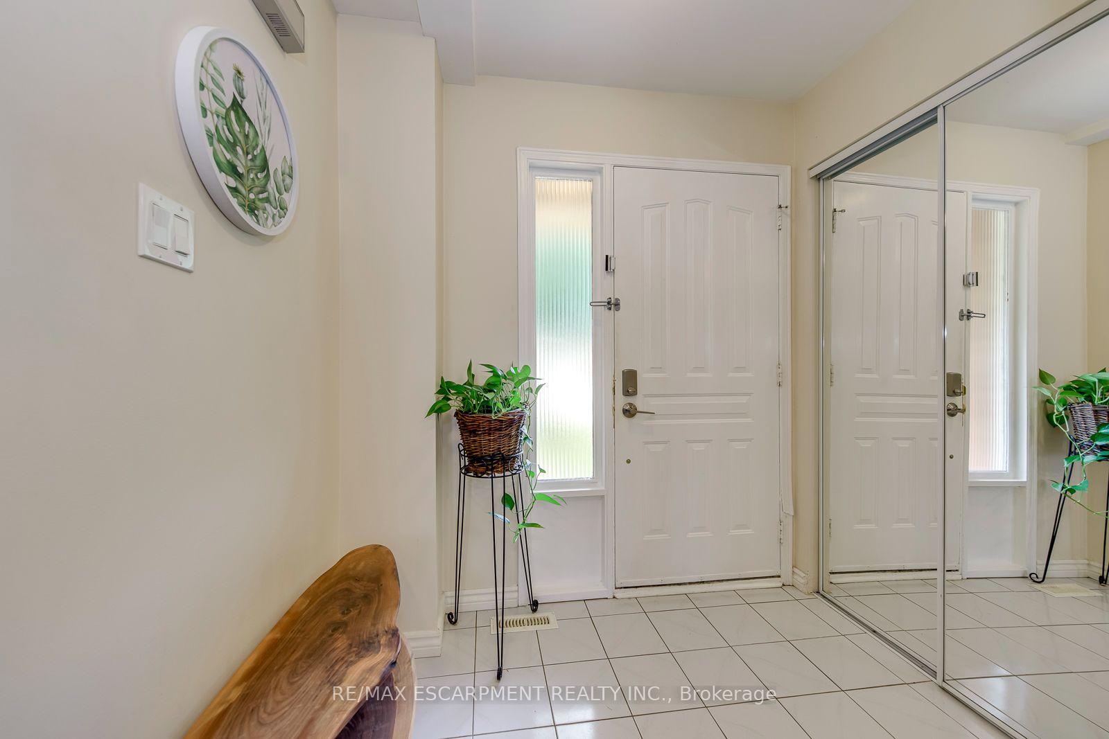 Photo 3 of 2549 Addingham Crescent, Oakville, Clearview — HOMEH