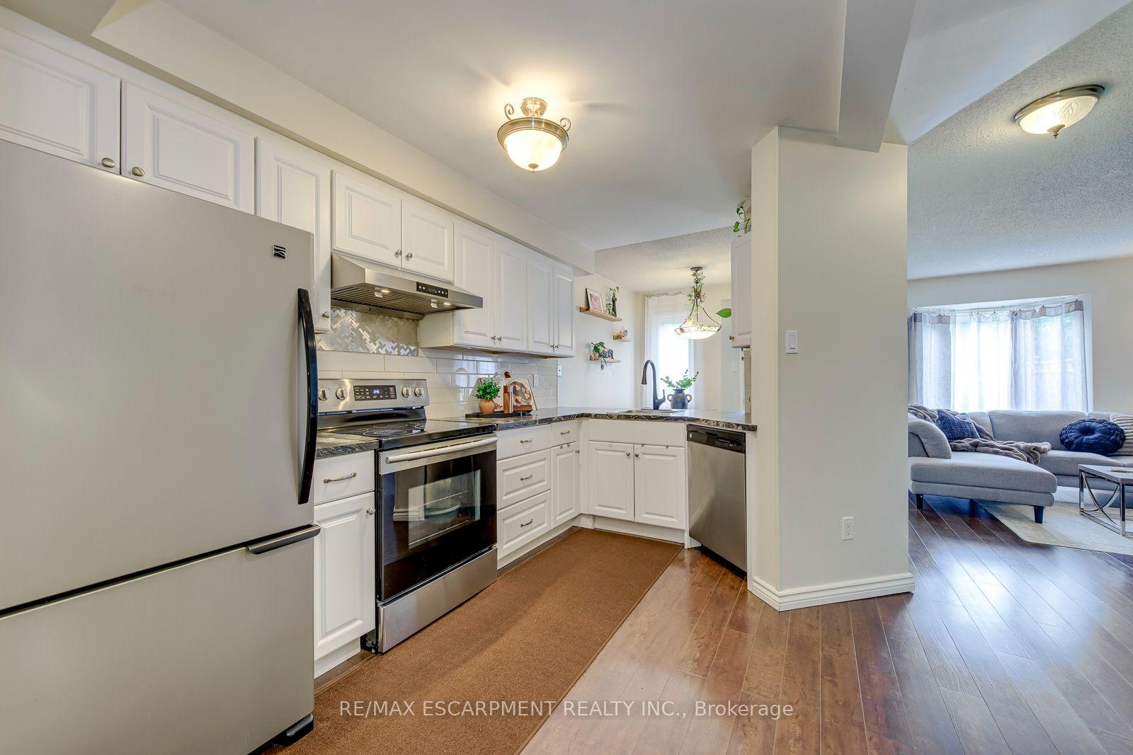 Photo 4 of 2549 Addingham Crescent, Oakville, Clearview — HOMEH