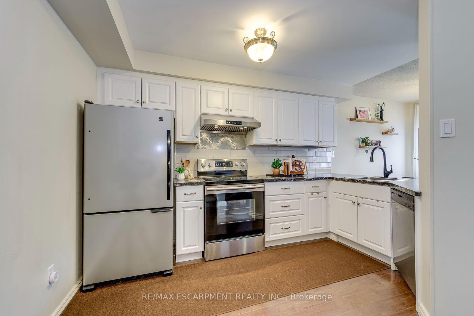 Photo 5 of 2549 Addingham Crescent, Oakville, Clearview — HOMEH