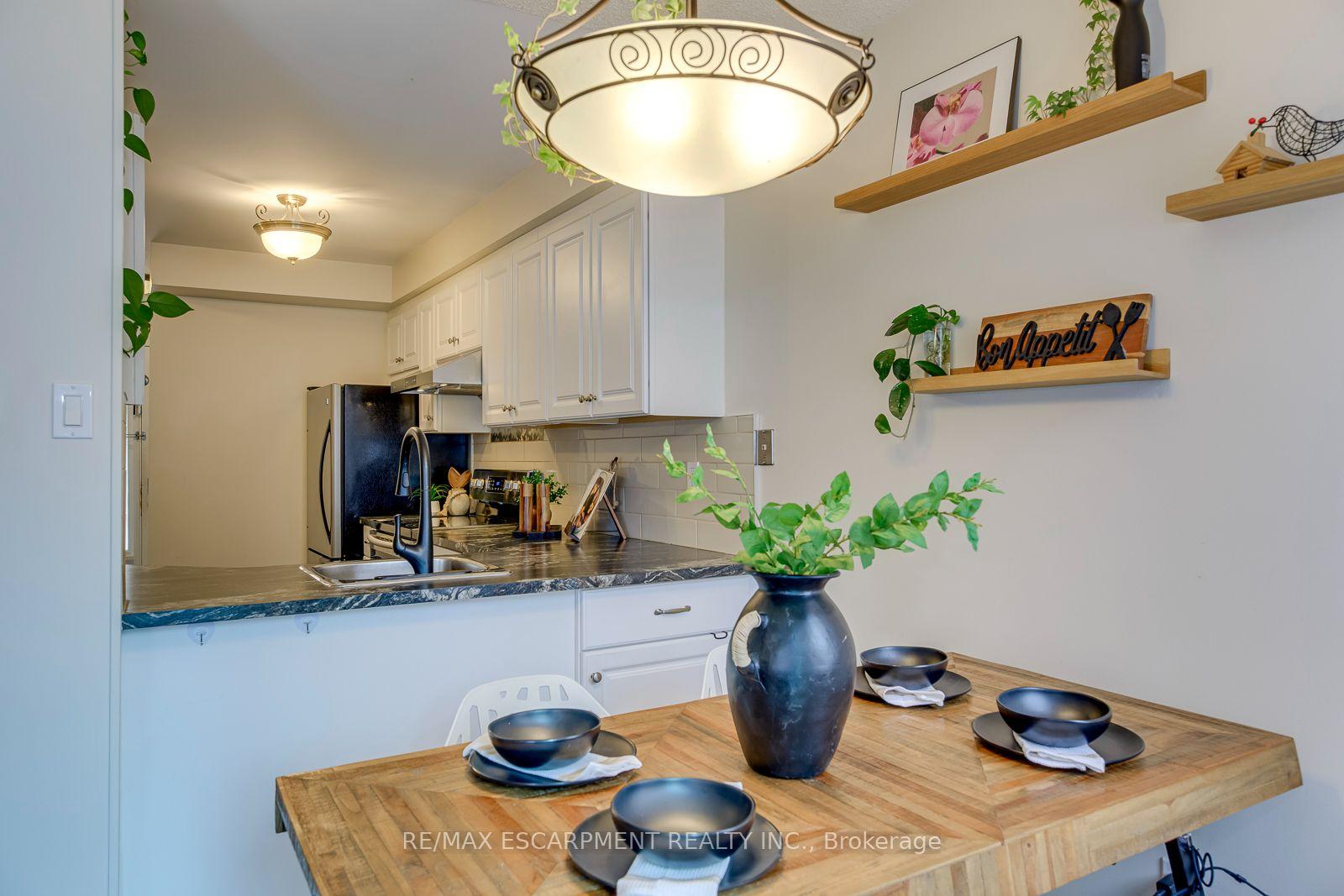 Photo 10 of 2549 Addingham Crescent, Oakville, Clearview — HOMEH