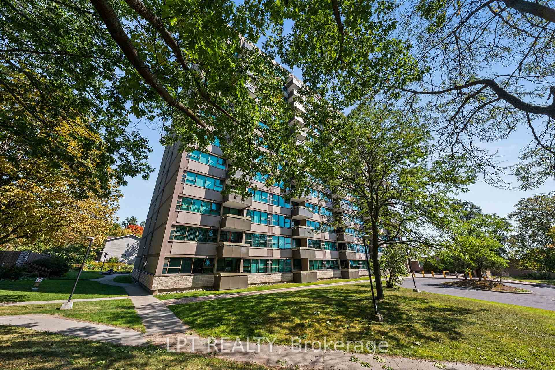 Photo 2 of Unit 5, 555 Brittany Drive, Ottawa, Viscount Alexander Park — HOMEH