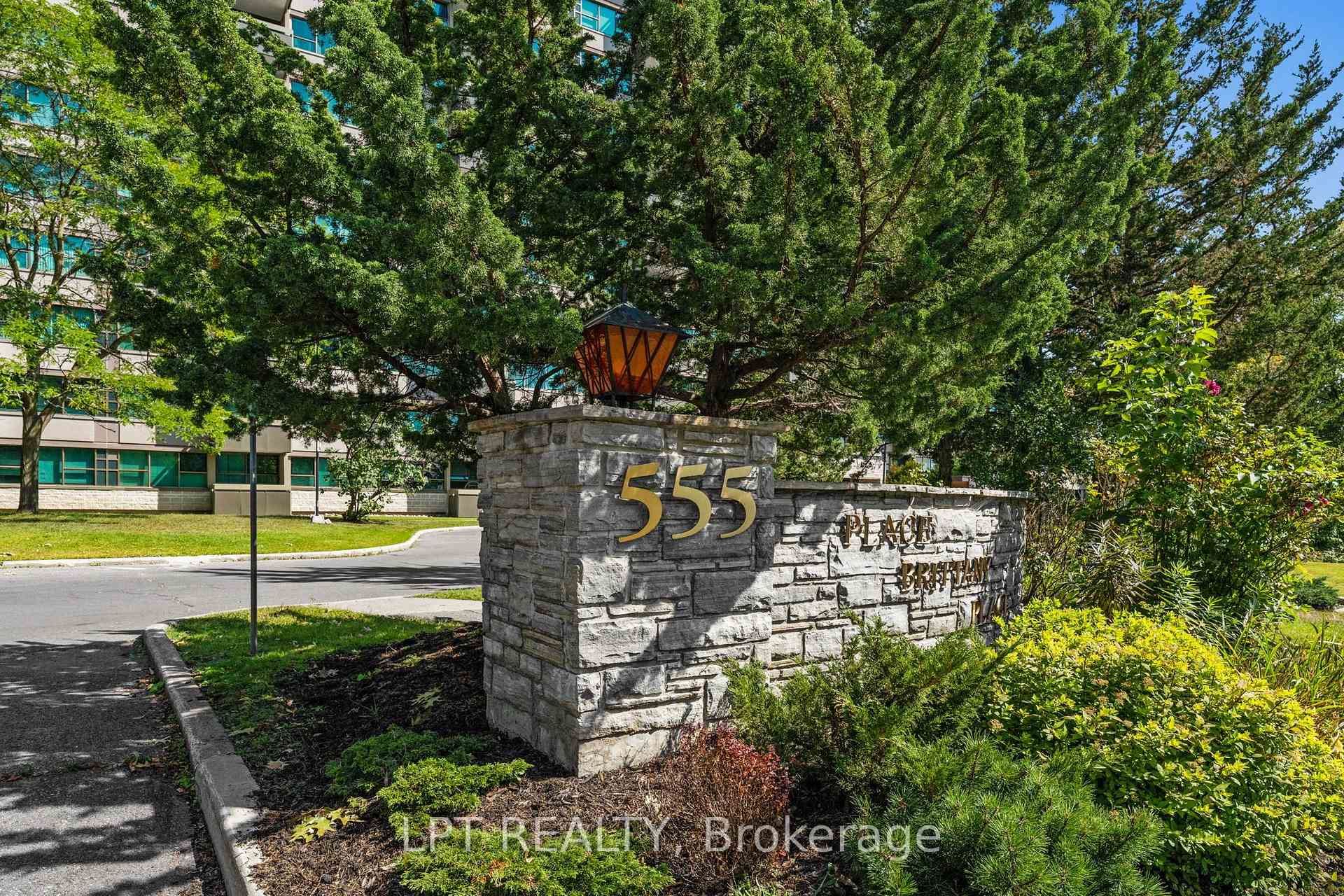 Photo 3 of Unit 5, 555 Brittany Drive, Ottawa, Viscount Alexander Park — HOMEH