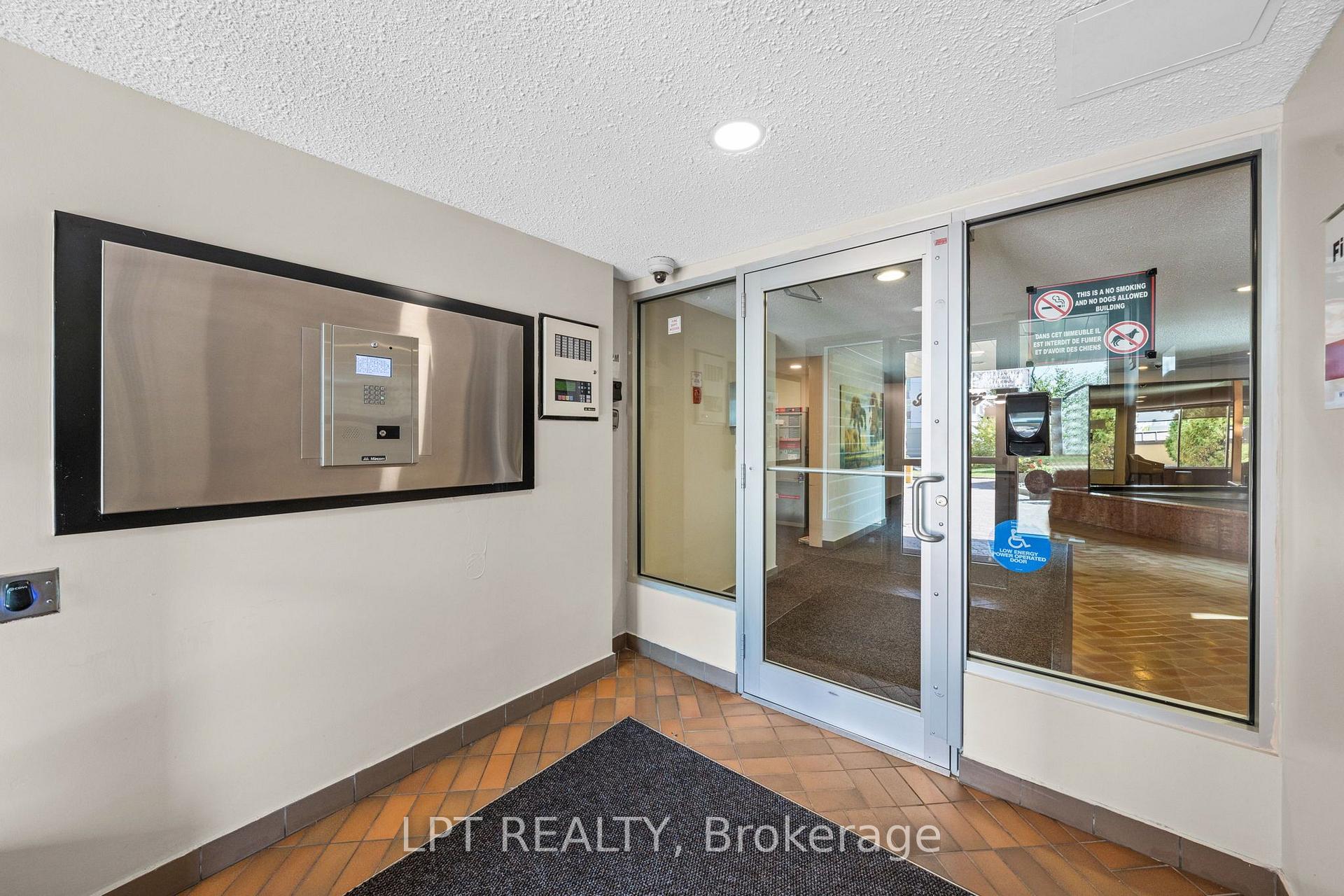 Photo 5 of Unit 5, 555 Brittany Drive, Ottawa, Viscount Alexander Park — HOMEH