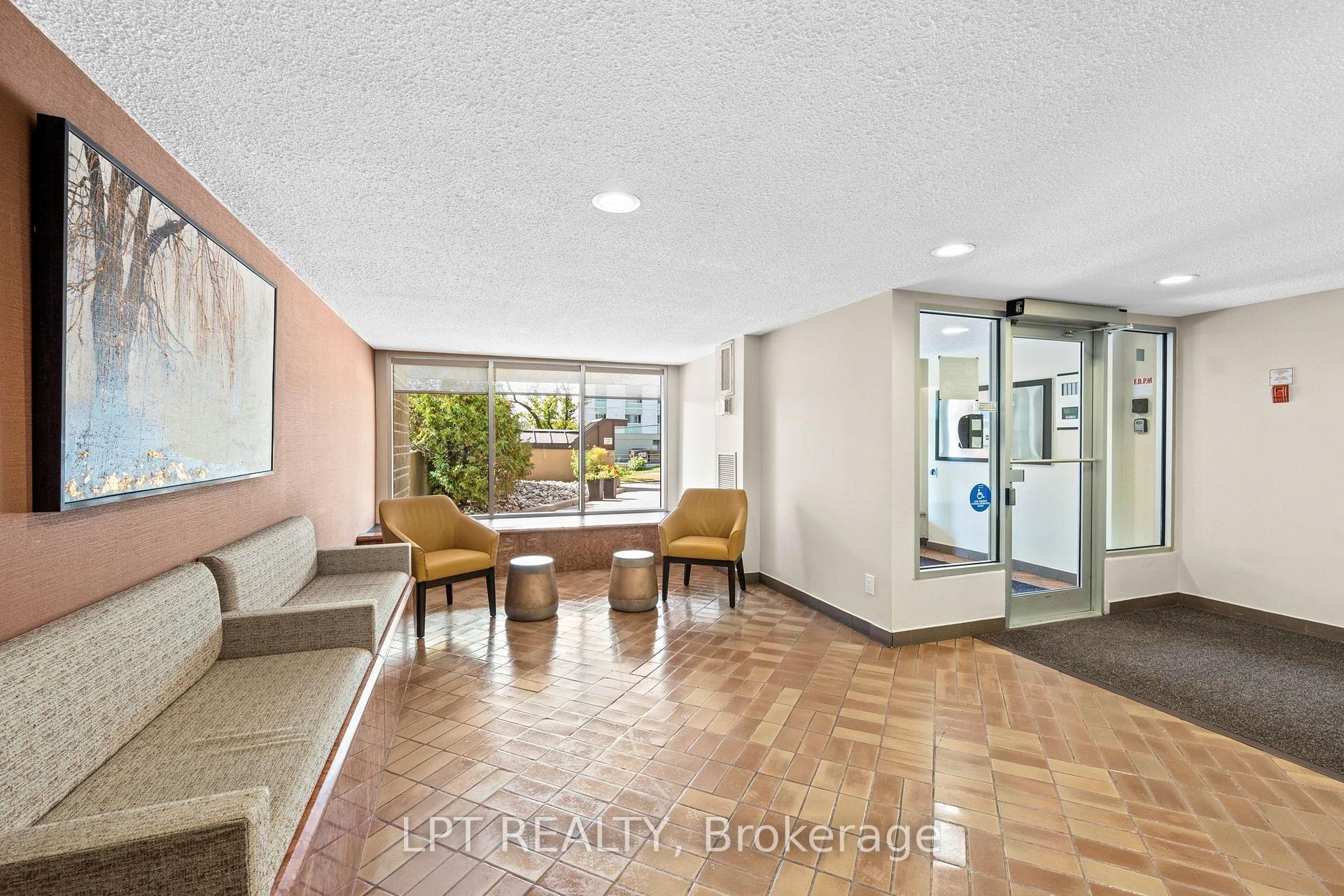 Photo 6 of Unit 5, 555 Brittany Drive, Ottawa, Viscount Alexander Park — HOMEH