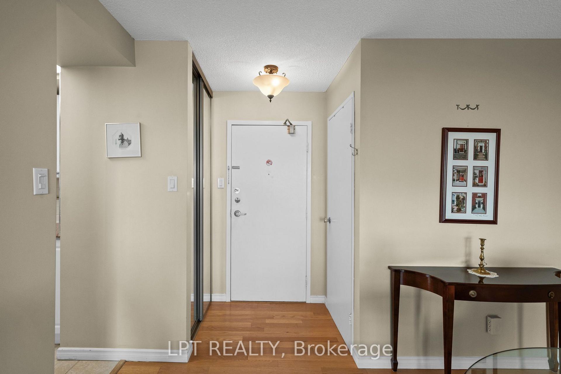 Photo 8 of Unit 5, 555 Brittany Drive, Ottawa, Viscount Alexander Park — HOMEH