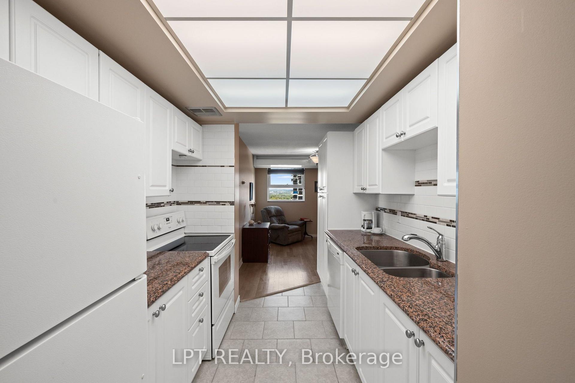 Photo 13 of Unit 5, 555 Brittany Drive, Ottawa, Viscount Alexander Park — HOMEH