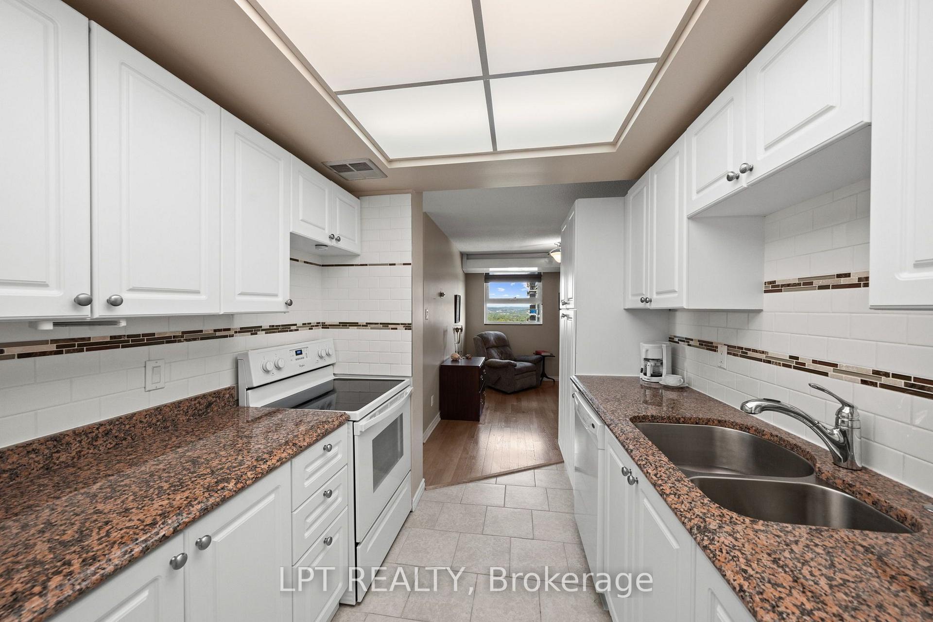 Photo 14 of Unit 5, 555 Brittany Drive, Ottawa, Viscount Alexander Park — HOMEH