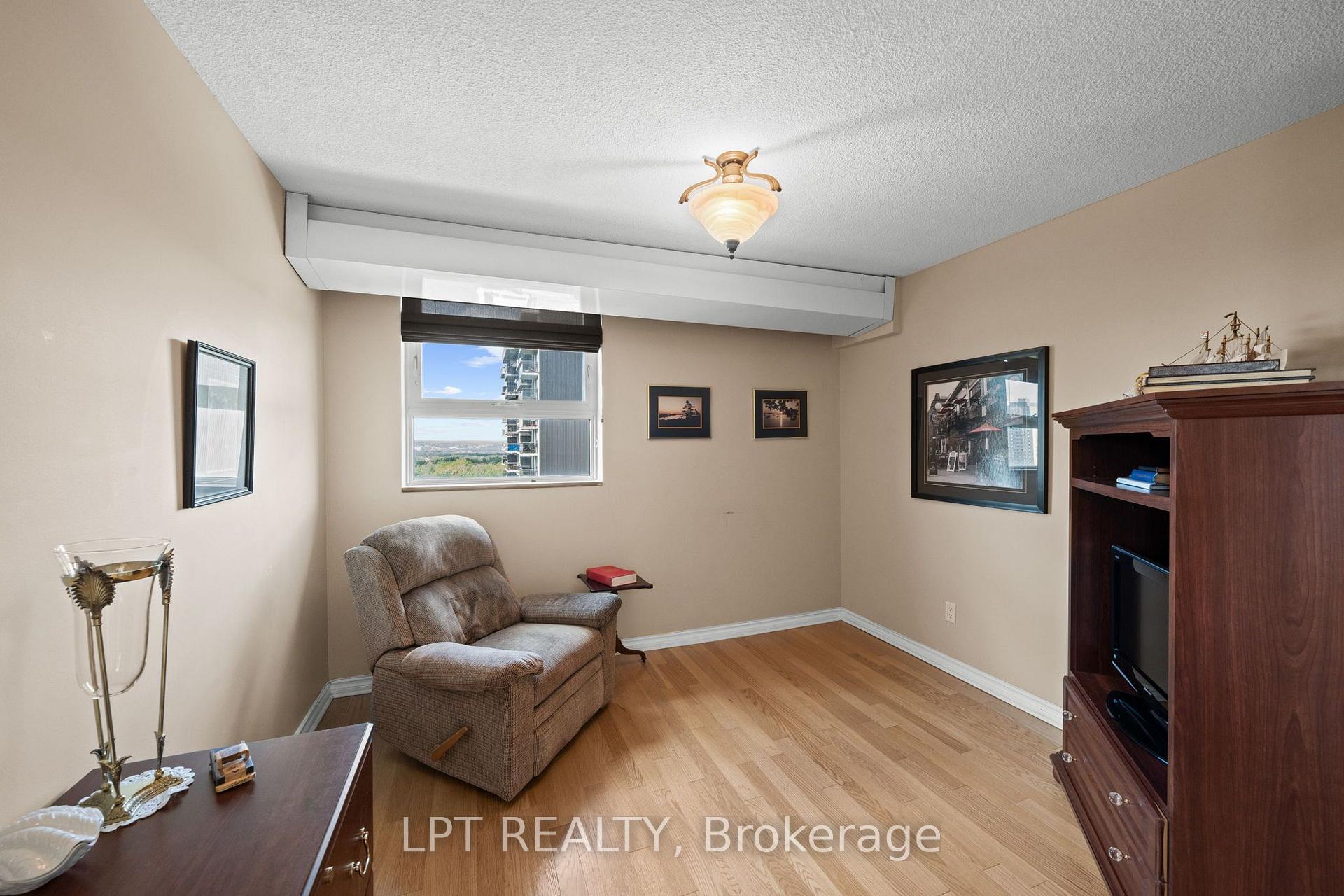 Photo 16 of Unit 5, 555 Brittany Drive, Ottawa, Viscount Alexander Park — HOMEH