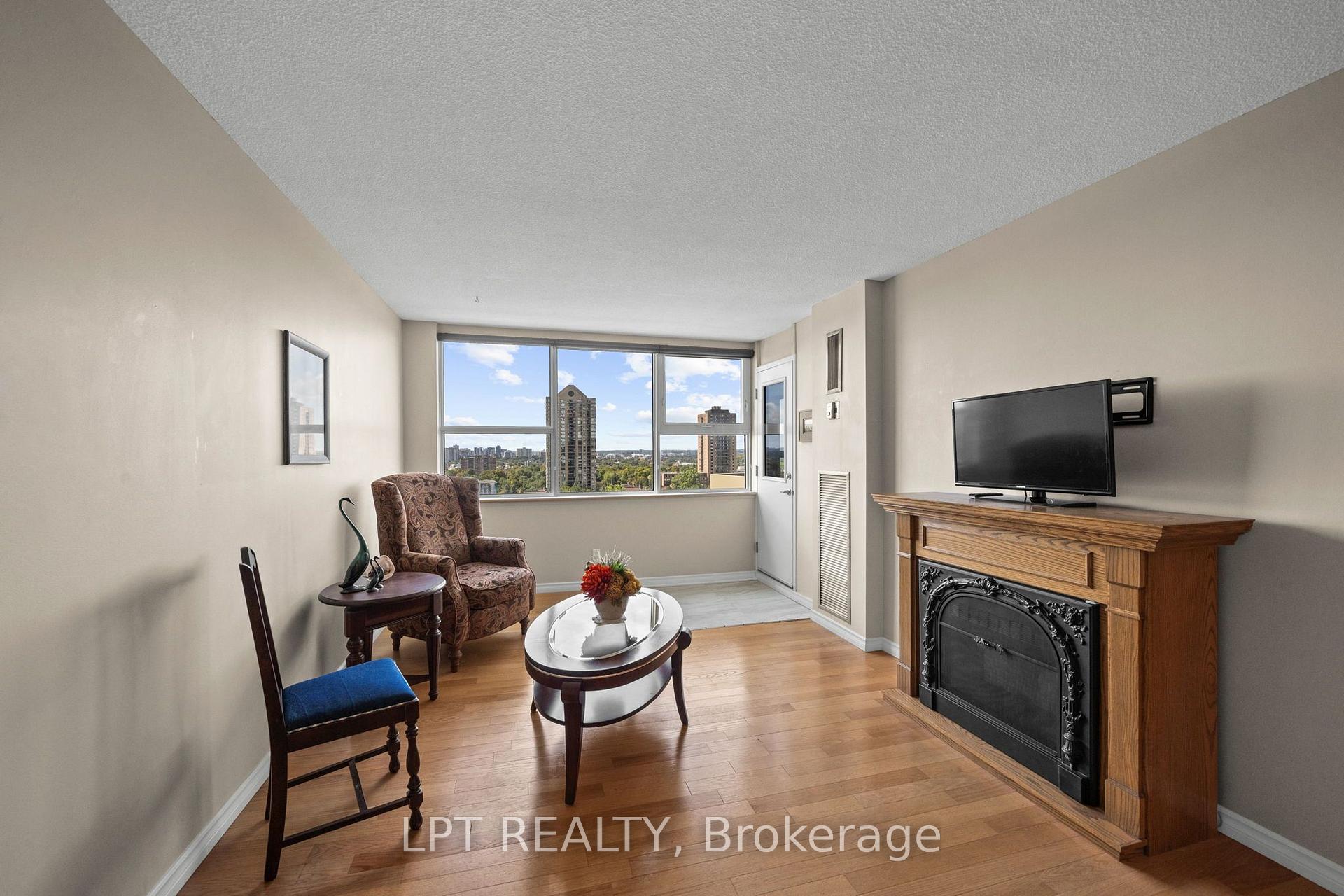 Photo 21 of Unit 5, 555 Brittany Drive, Ottawa, Viscount Alexander Park — HOMEH