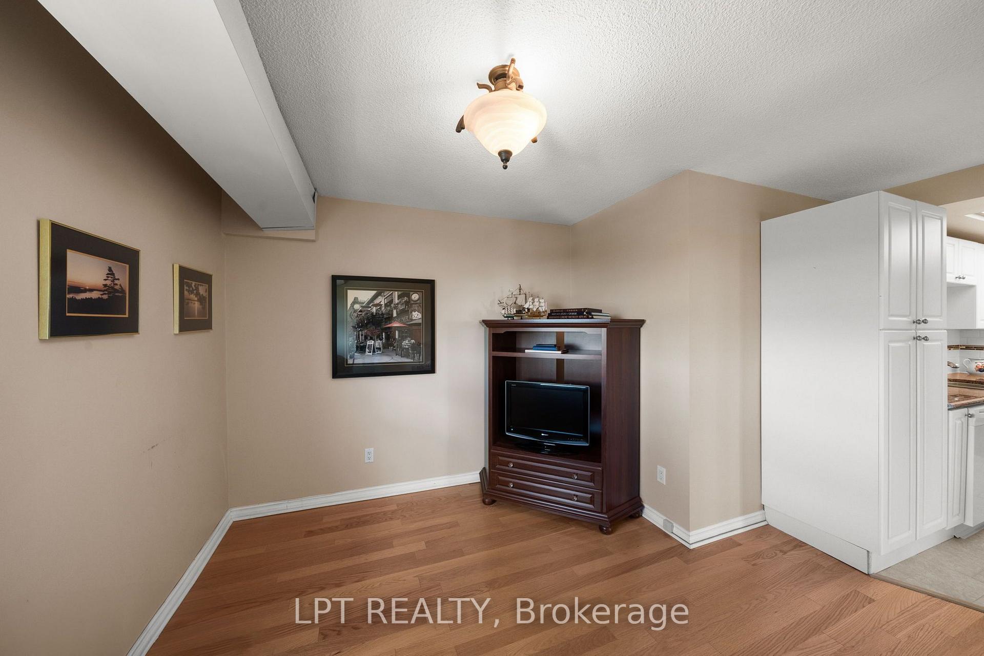 Photo 23 of Unit 5, 555 Brittany Drive, Ottawa, Viscount Alexander Park — HOMEH