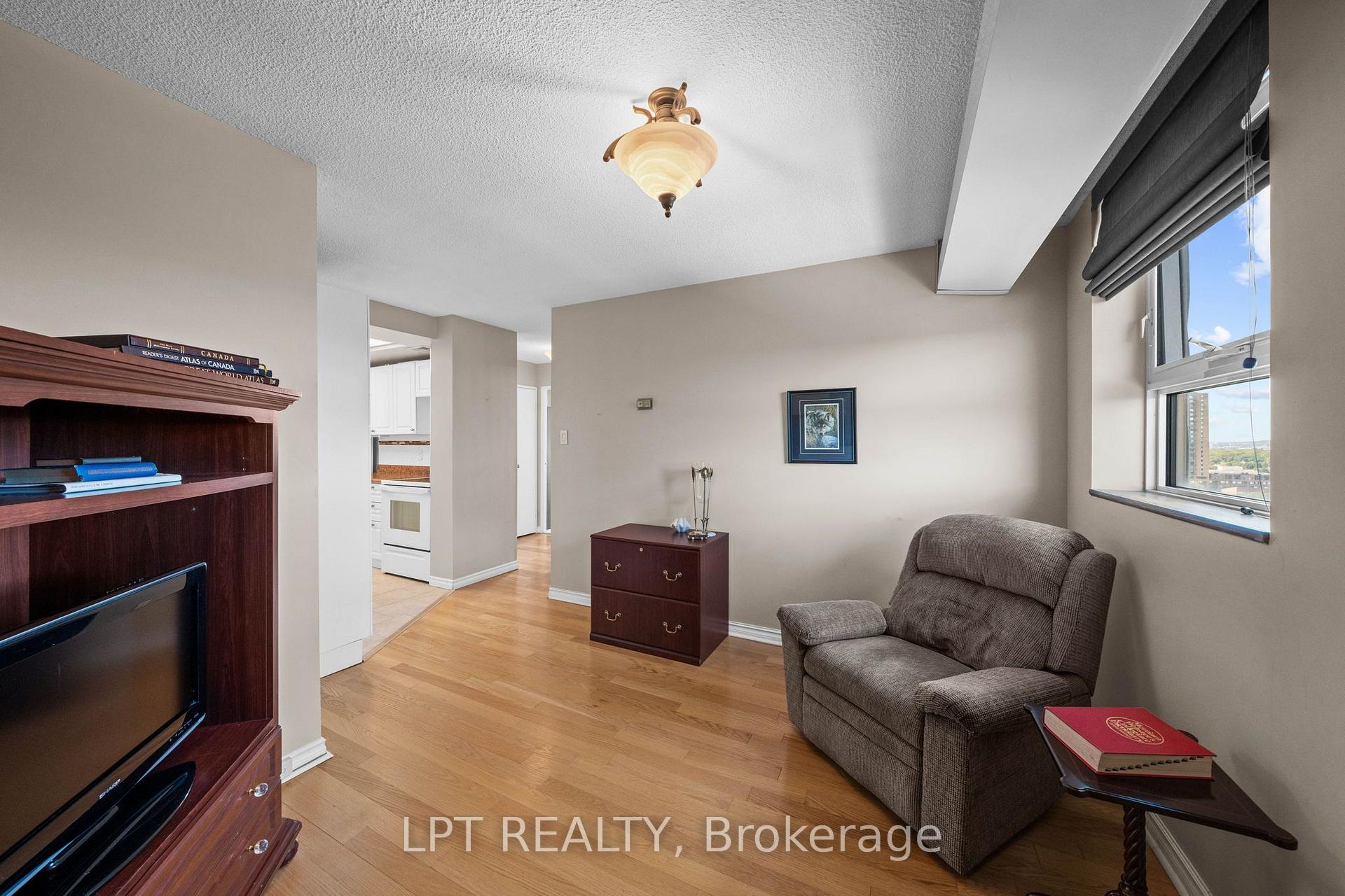 Photo 24 of Unit 5, 555 Brittany Drive, Ottawa, Viscount Alexander Park — HOMEH