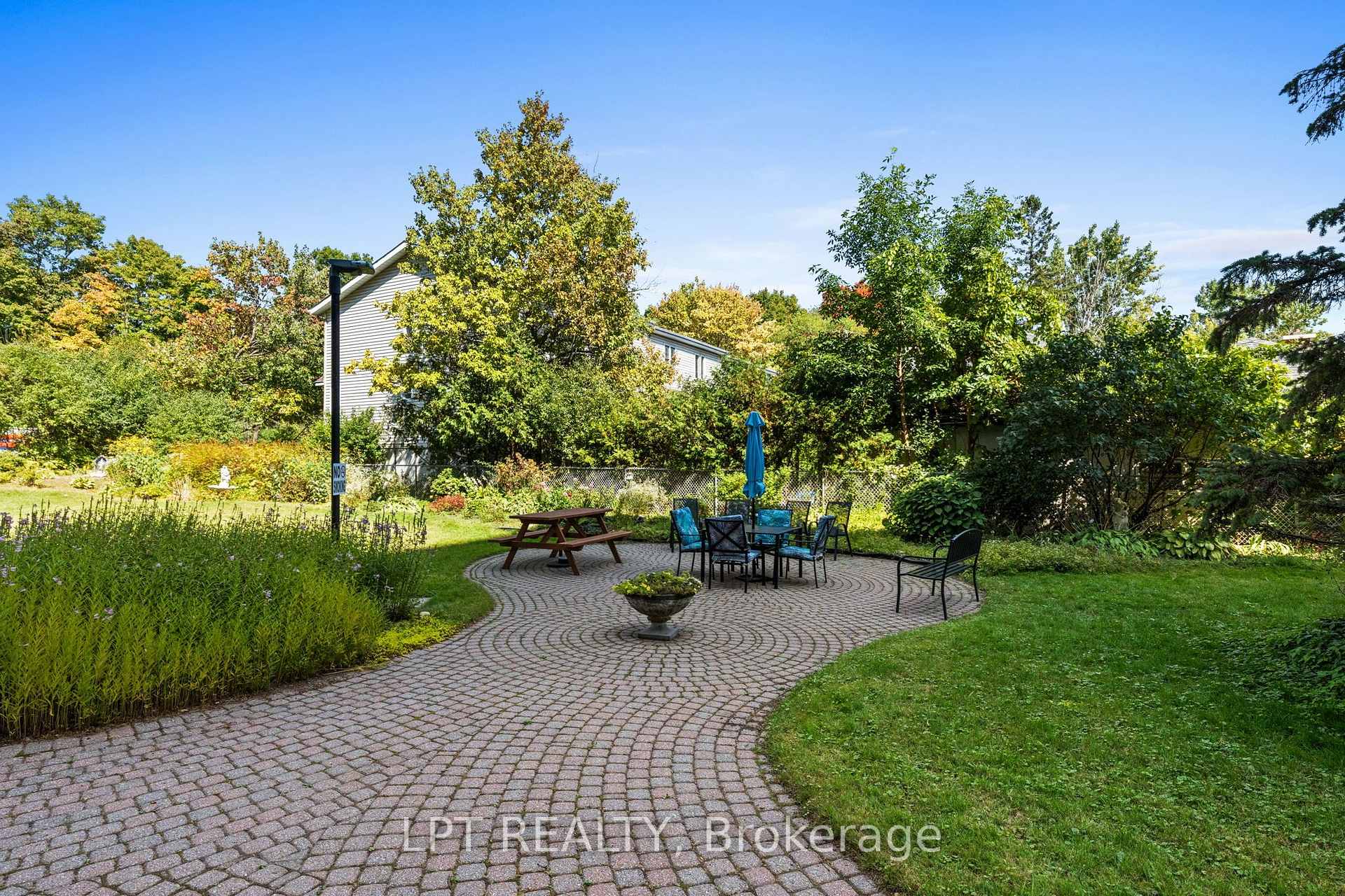 Photo 39 of Unit 5, 555 Brittany Drive, Ottawa, Viscount Alexander Park — HOMEH