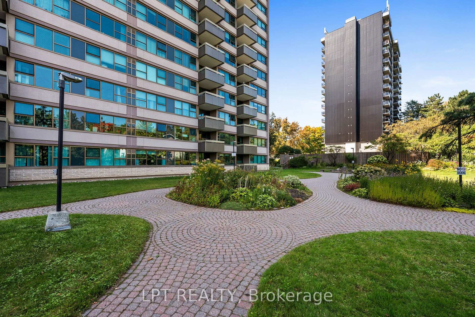 Photo 40 of Unit 5, 555 Brittany Drive, Ottawa, Viscount Alexander Park — HOMEH