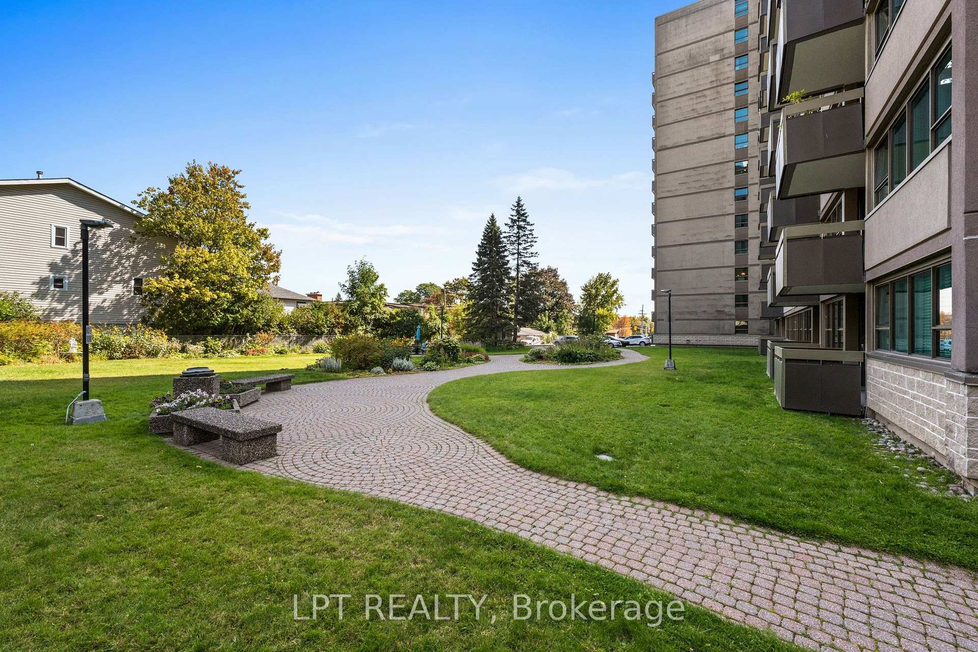 Photo 41 of Unit 5, 555 Brittany Drive, Ottawa, Viscount Alexander Park — HOMEH