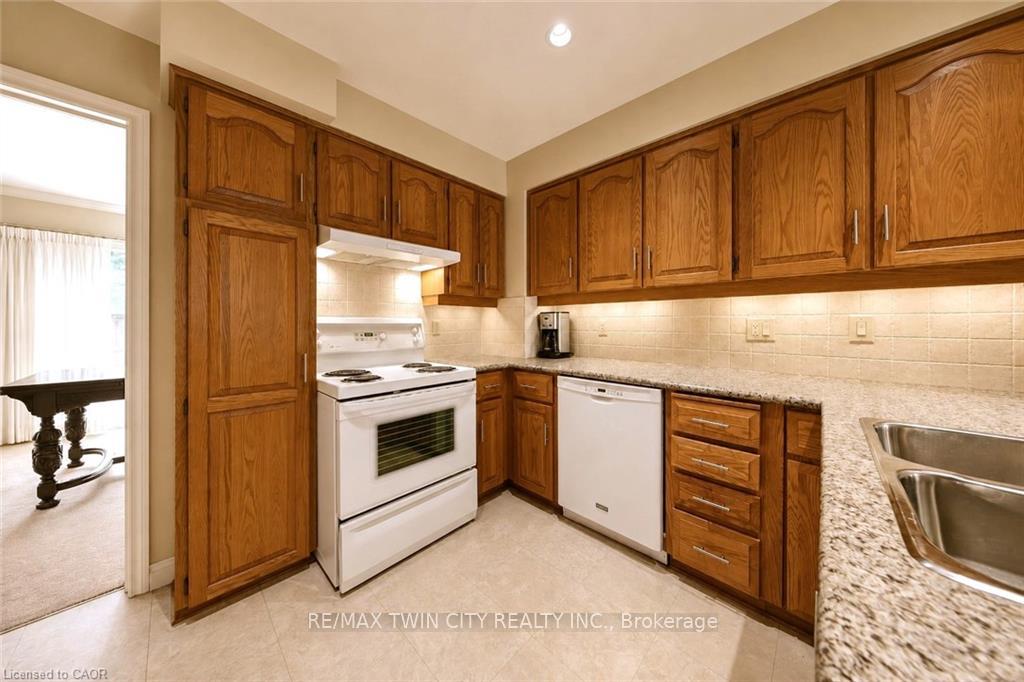 Photo 6 of 700 Glasgow Street, Kitchener, Westmount - Kitchener — HOMEH