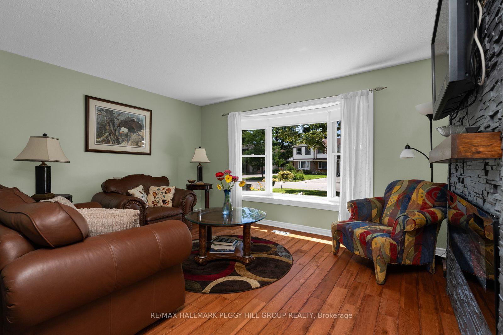 Photo 4 of 15 Wilde Place, Barrie, Letitia Heights — HOMEH