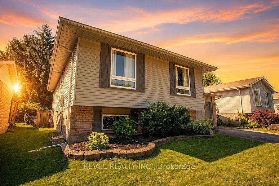 Photo 3 of 27 Myrtleville Drive, Brantford, Mayfair — HOMEH