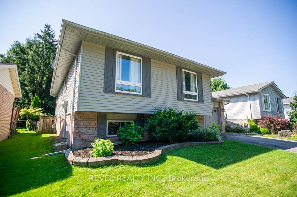 Photo 4 of 27 Myrtleville Drive, Brantford, Mayfair — HOMEH