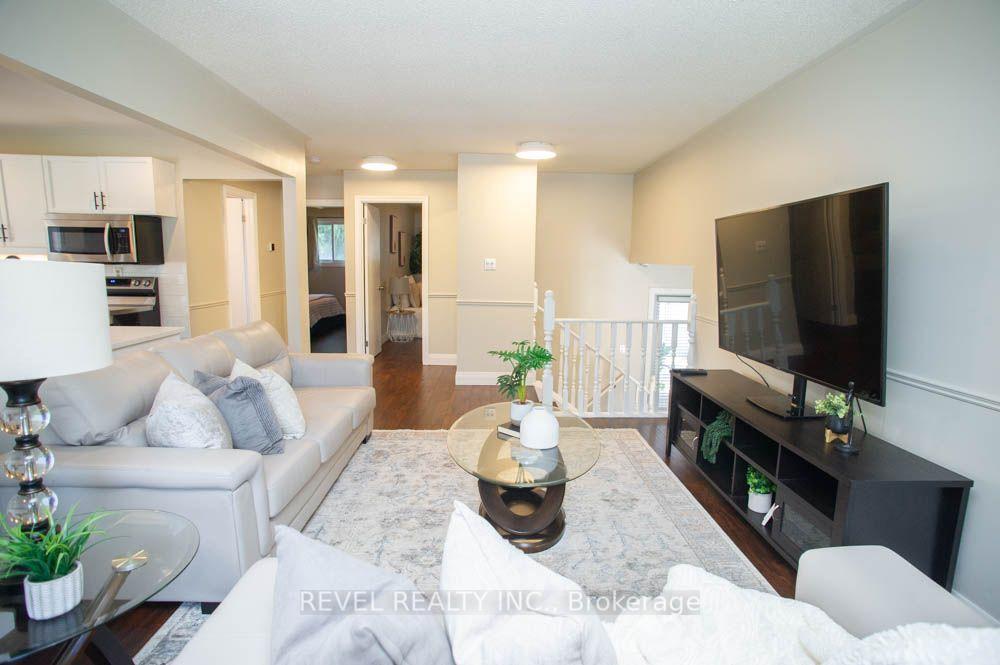 Photo 9 of 27 Myrtleville Drive, Brantford, Mayfair — HOMEH