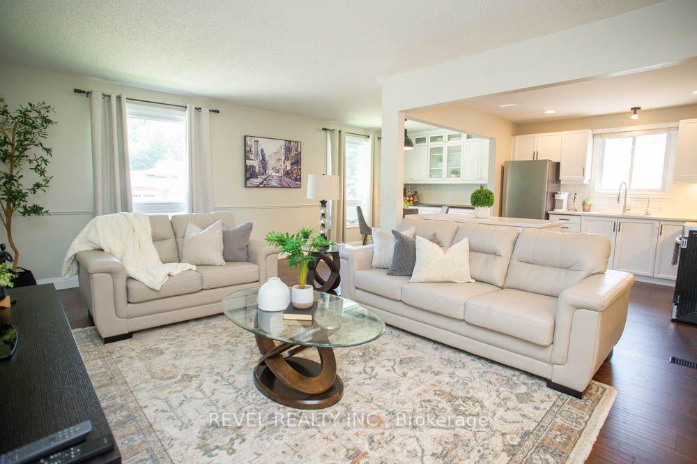 Photo 10 of 27 Myrtleville Drive, Brantford, Mayfair — HOMEH