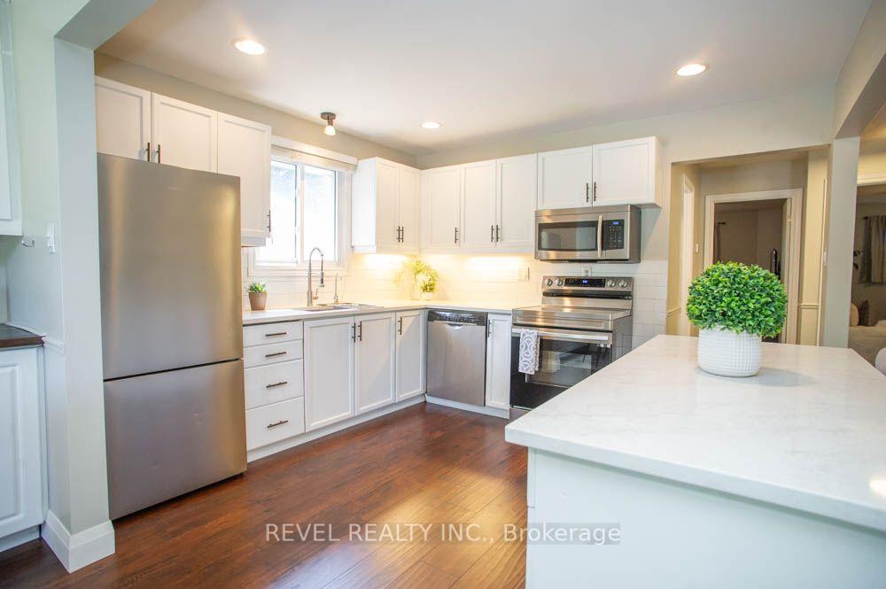 Photo 13 of 27 Myrtleville Drive, Brantford, Mayfair — HOMEH