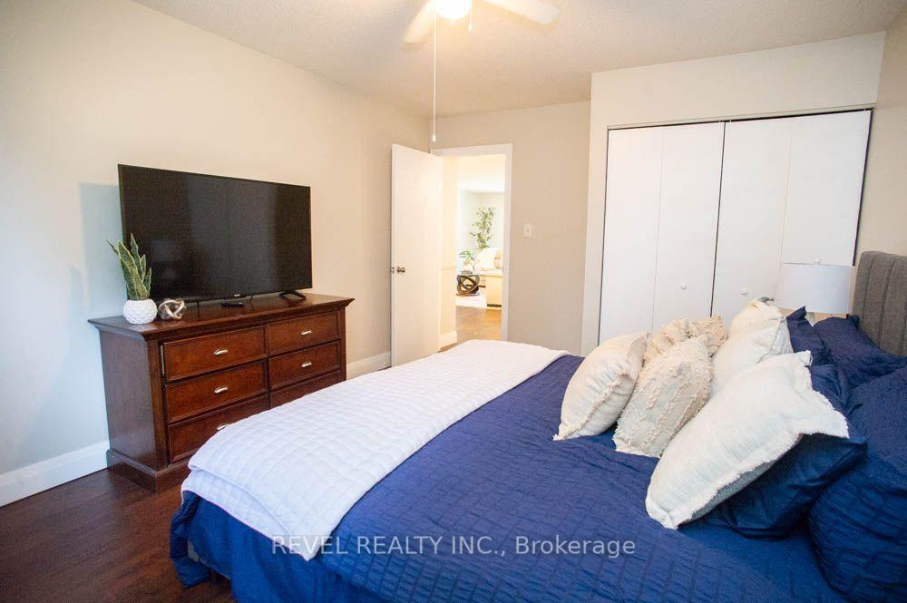 Photo 17 of 27 Myrtleville Drive, Brantford, Mayfair — HOMEH