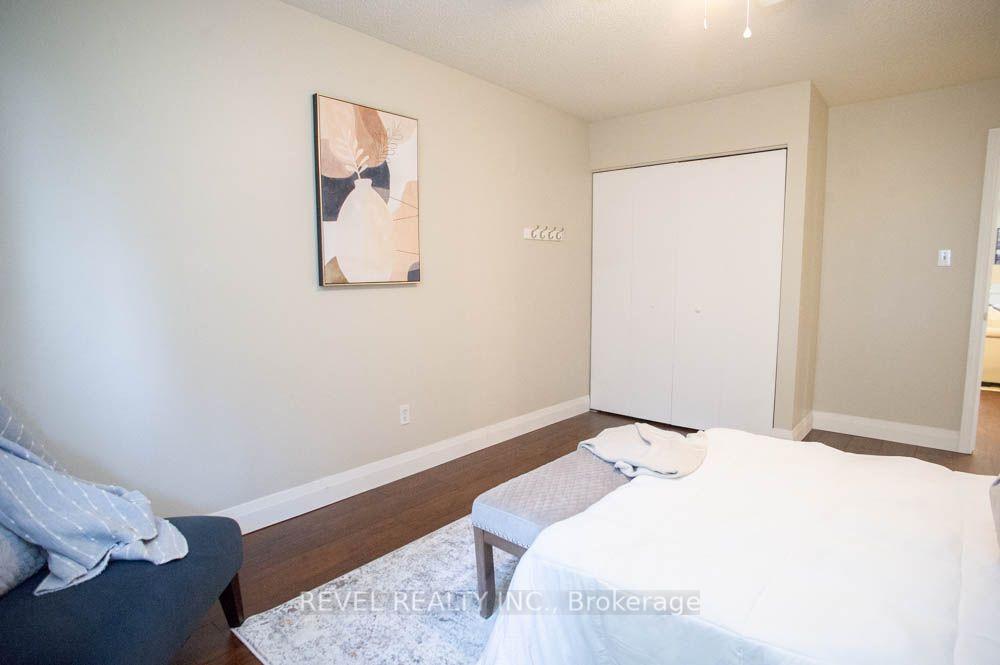 Photo 19 of 27 Myrtleville Drive, Brantford, Mayfair — HOMEH