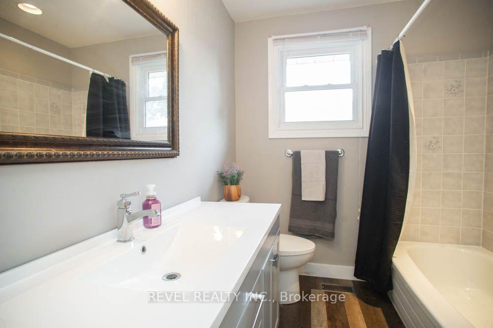 Photo 20 of 27 Myrtleville Drive, Brantford, Mayfair — HOMEH