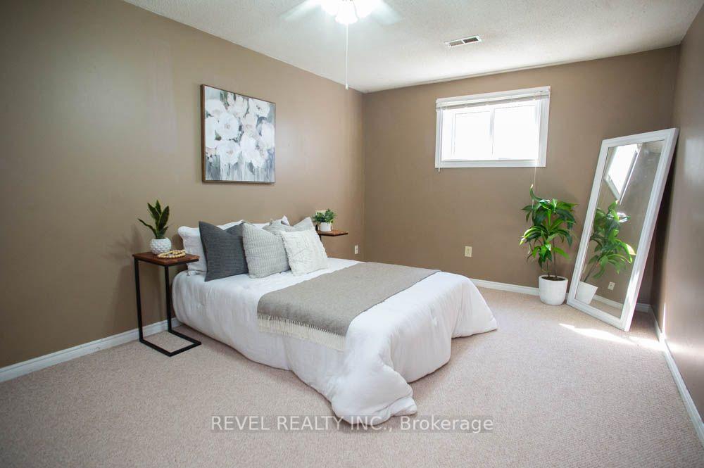 Photo 24 of 27 Myrtleville Drive, Brantford, Mayfair — HOMEH