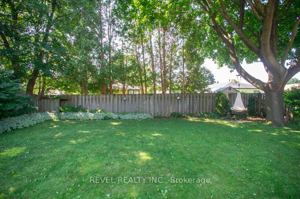Photo 28 of 27 Myrtleville Drive, Brantford, Mayfair — HOMEH
