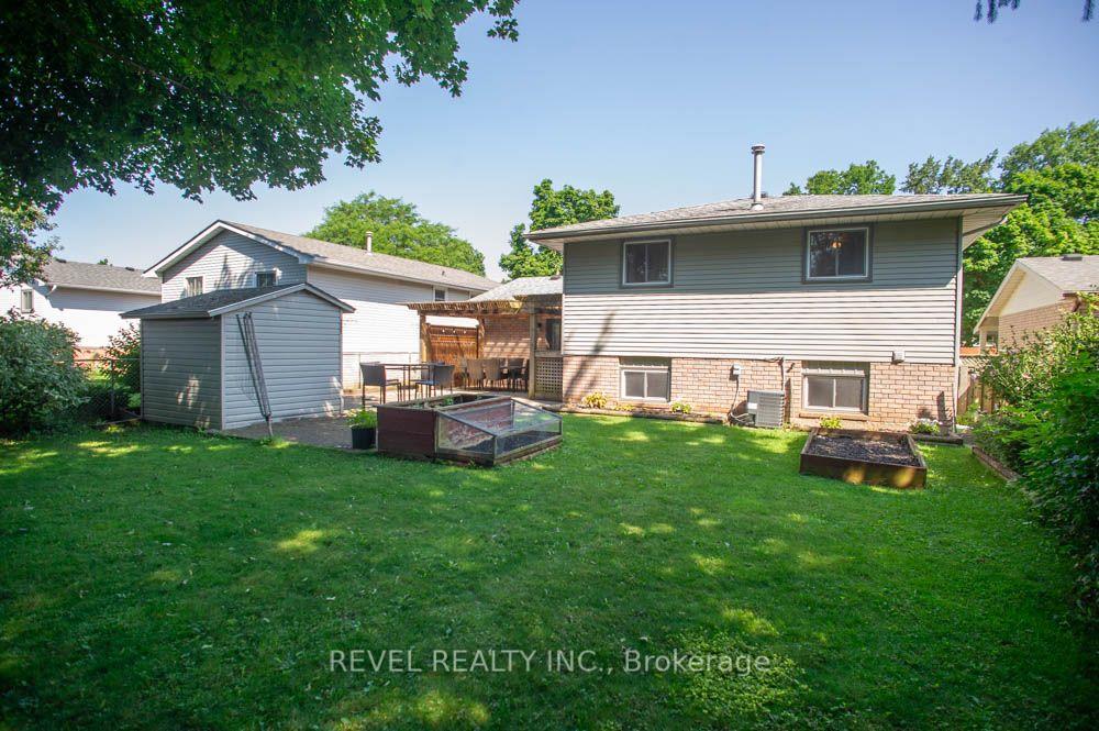 Photo 30 of 27 Myrtleville Drive, Brantford, Mayfair — HOMEH