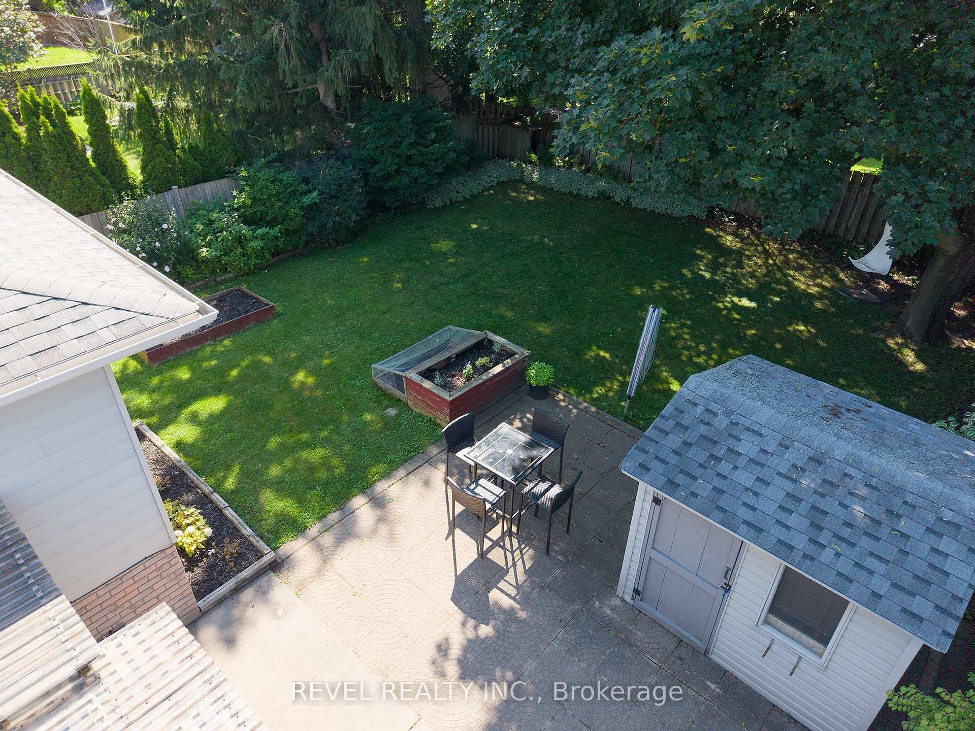 Photo 32 of 27 Myrtleville Drive, Brantford, Mayfair — HOMEH