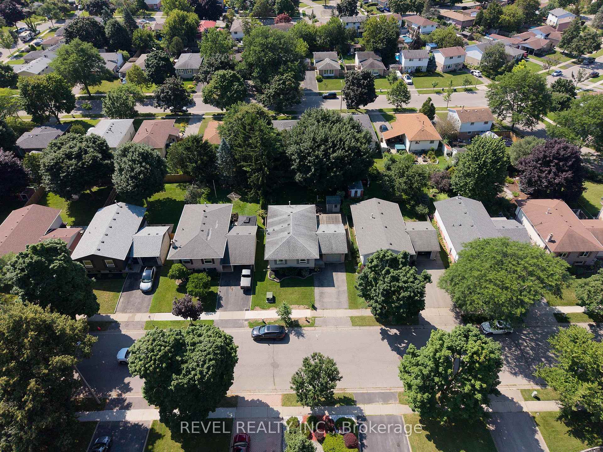 Photo 33 of 27 Myrtleville Drive, Brantford, Mayfair — HOMEH