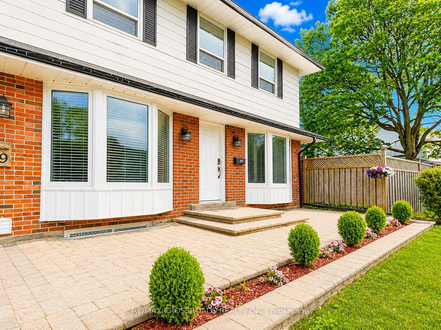 Photo 2 of 49 King Louis Crescent, Scarborough, L'Amoreaux — HOMEH