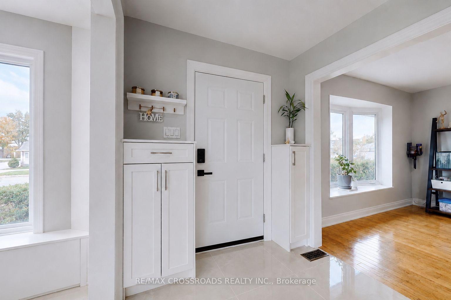 Photo 3 of 49 King Louis Crescent, Scarborough, L'Amoreaux — HOMEH