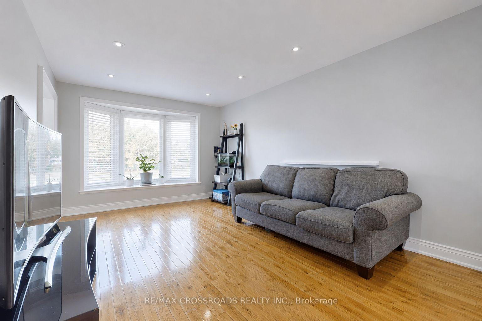 Photo 5 of 49 King Louis Crescent, Scarborough, L'Amoreaux — HOMEH