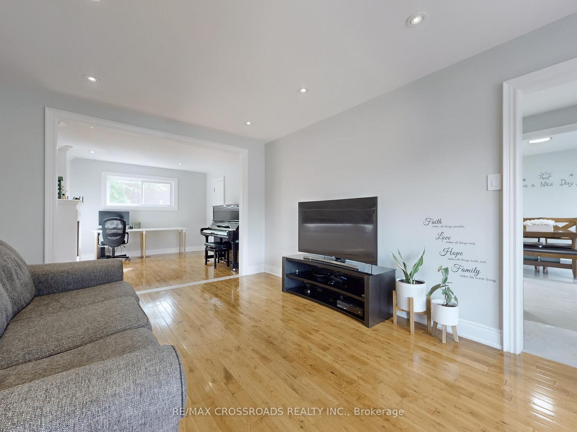 Photo 6 of 49 King Louis Crescent, Scarborough, L'Amoreaux — HOMEH