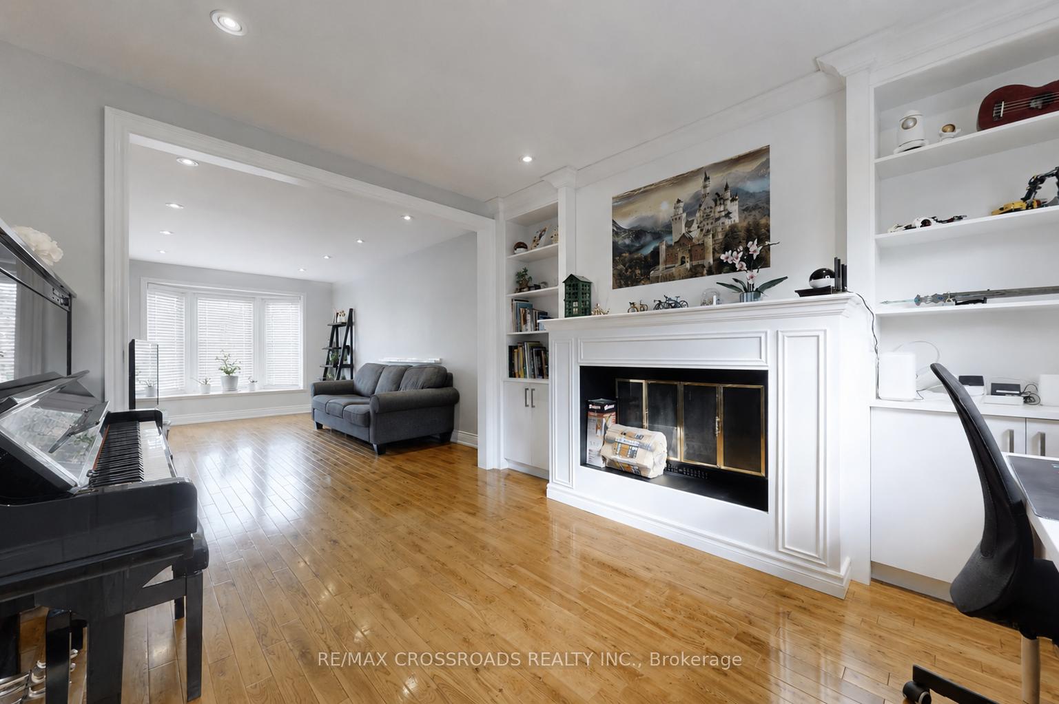Photo 7 of 49 King Louis Crescent, Scarborough, L'Amoreaux — HOMEH