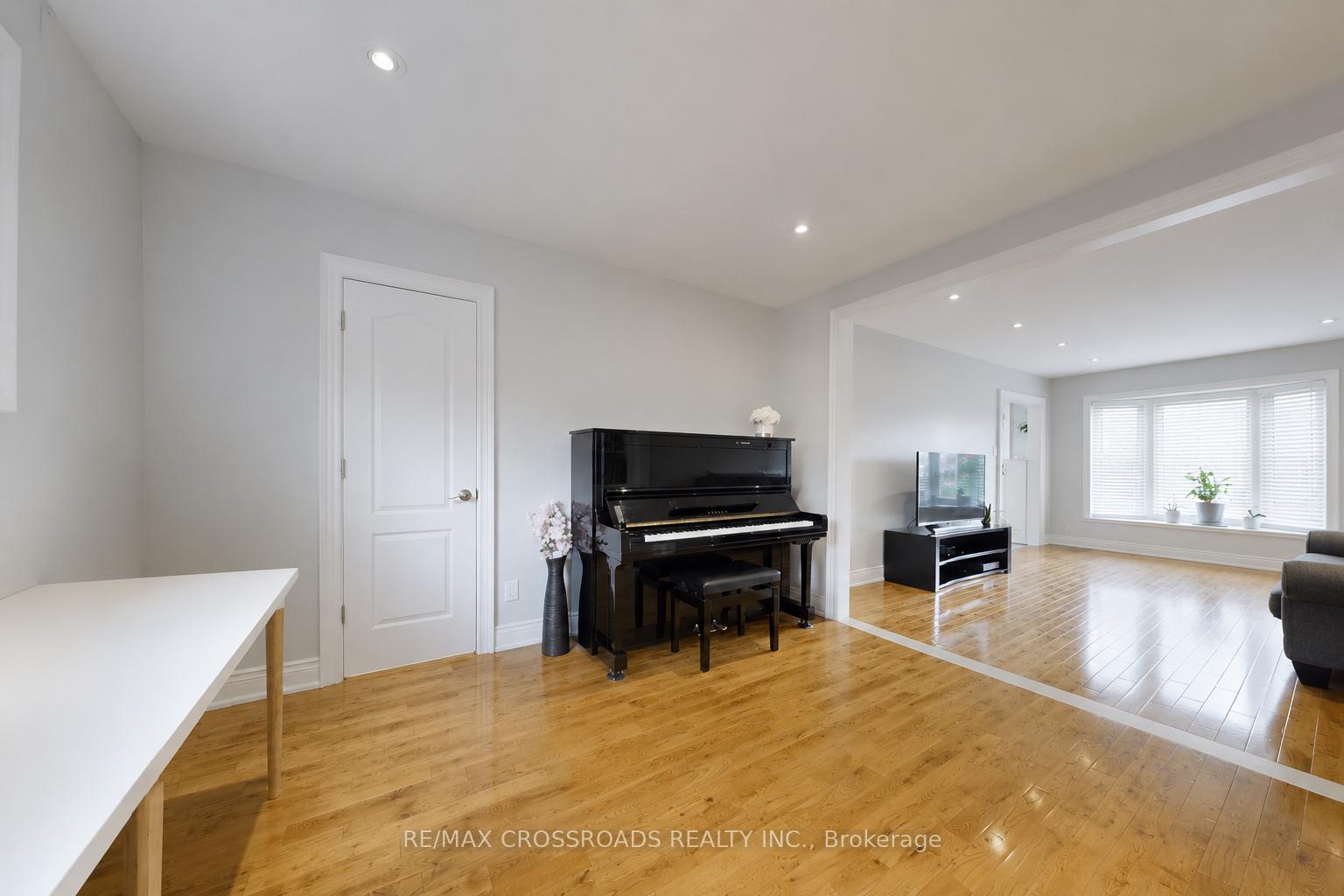 Photo 8 of 49 King Louis Crescent, Scarborough, L'Amoreaux — HOMEH