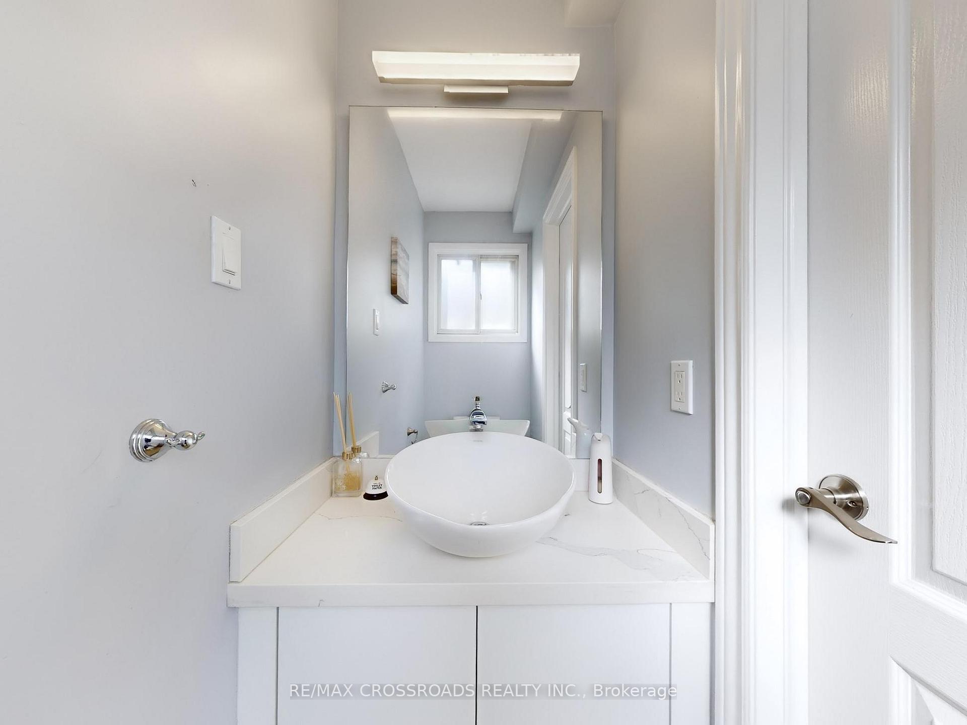 Photo 9 of 49 King Louis Crescent, Scarborough, L'Amoreaux — HOMEH
