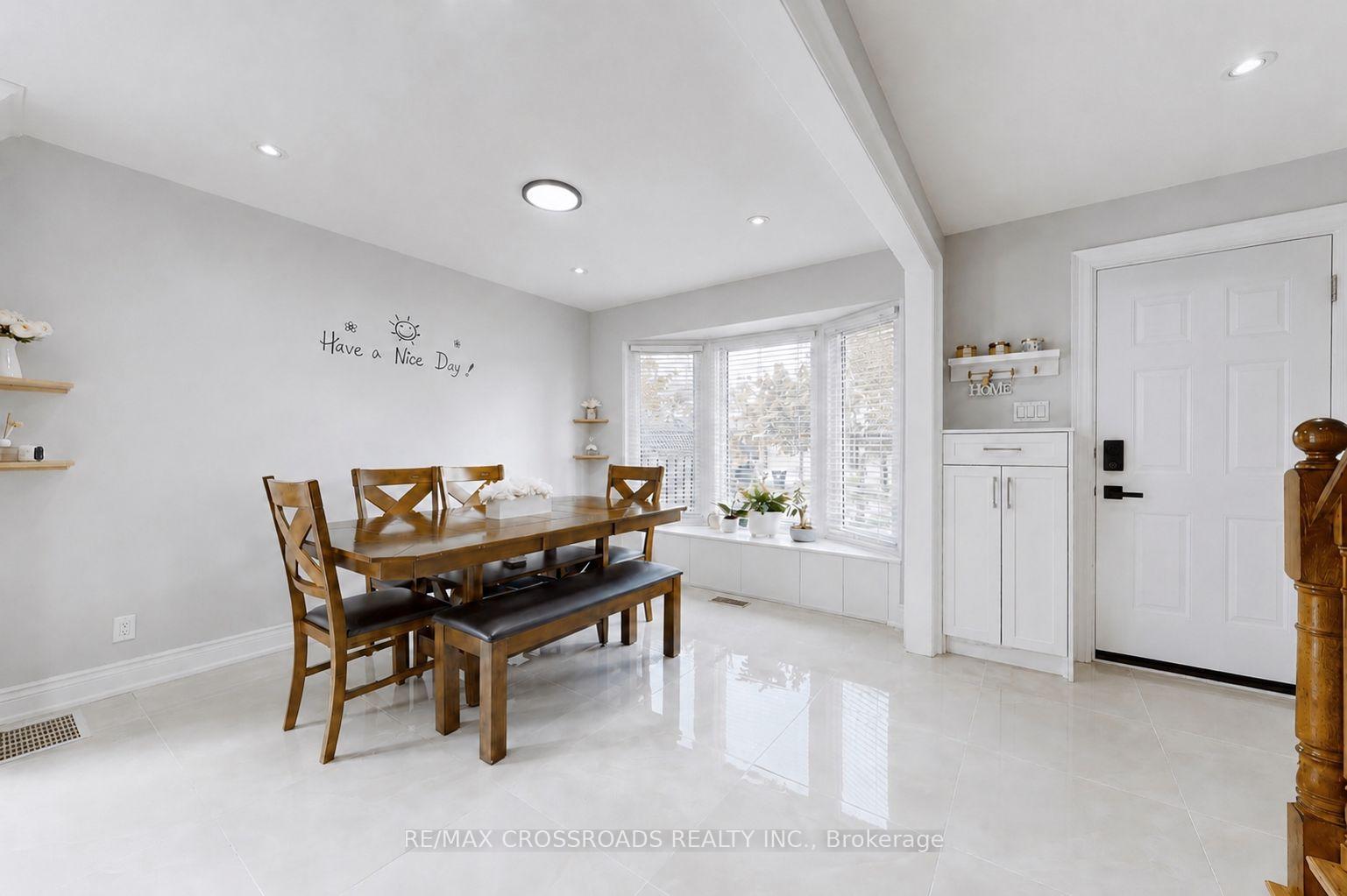 Photo 10 of 49 King Louis Crescent, Scarborough, L'Amoreaux — HOMEH